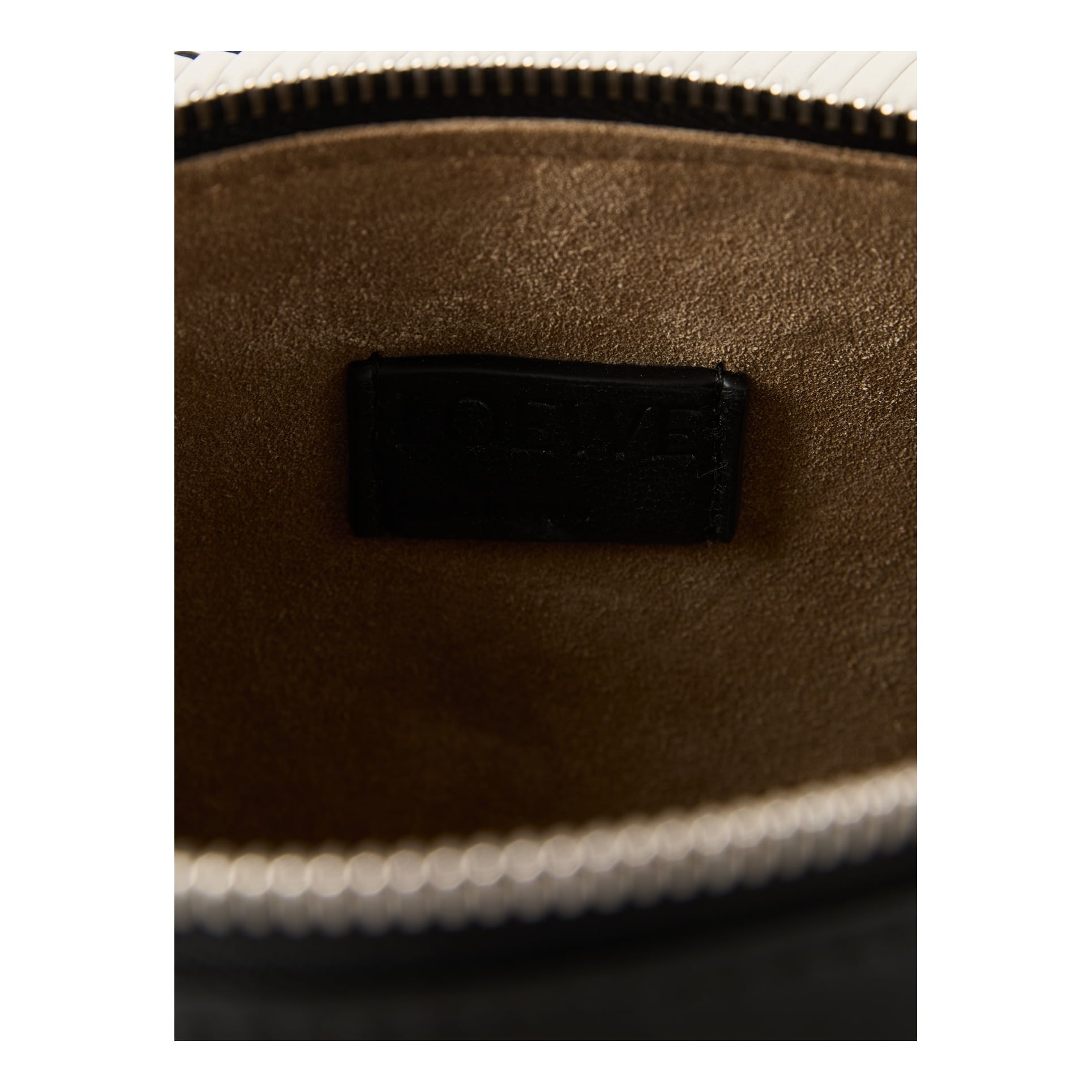 LOEWE Schultertasche 'Cala' Black/Soft White, Detailansicht – UNGER.DE