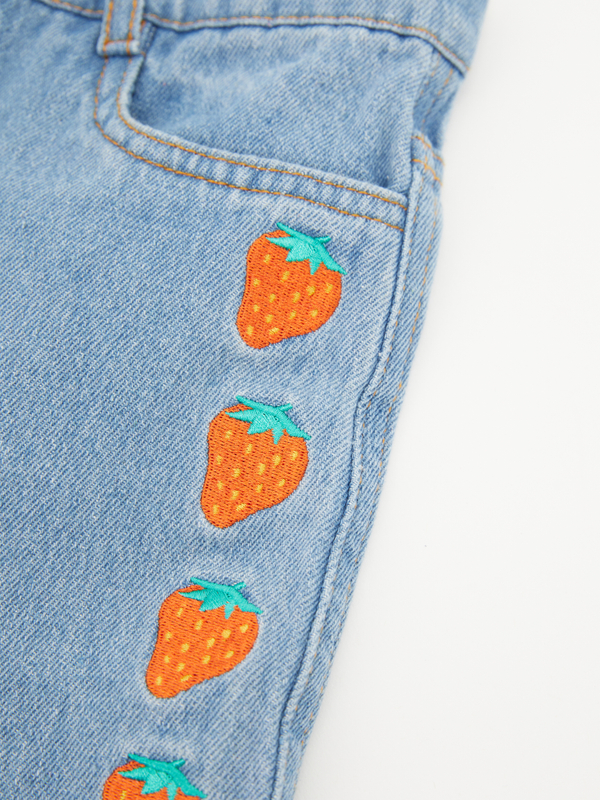 Jeans mit Erdbeer-Stickerei Blau