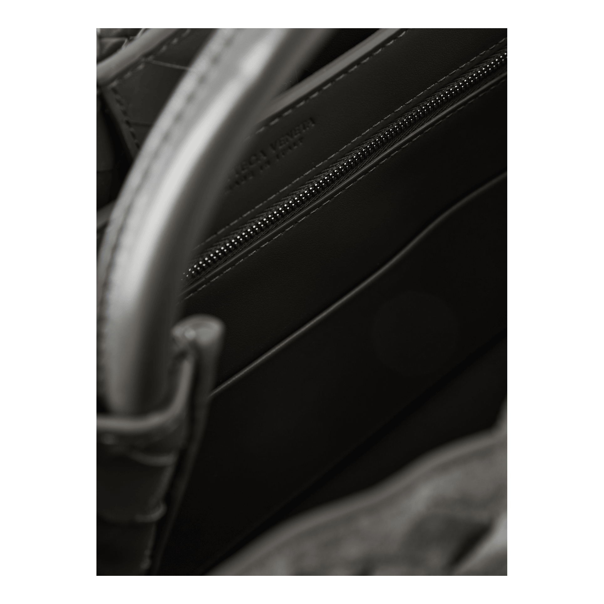 Bottega Veneta 'Small Andiamo' Handbag in Obsidian Grey, Detail view – UNGER.DE