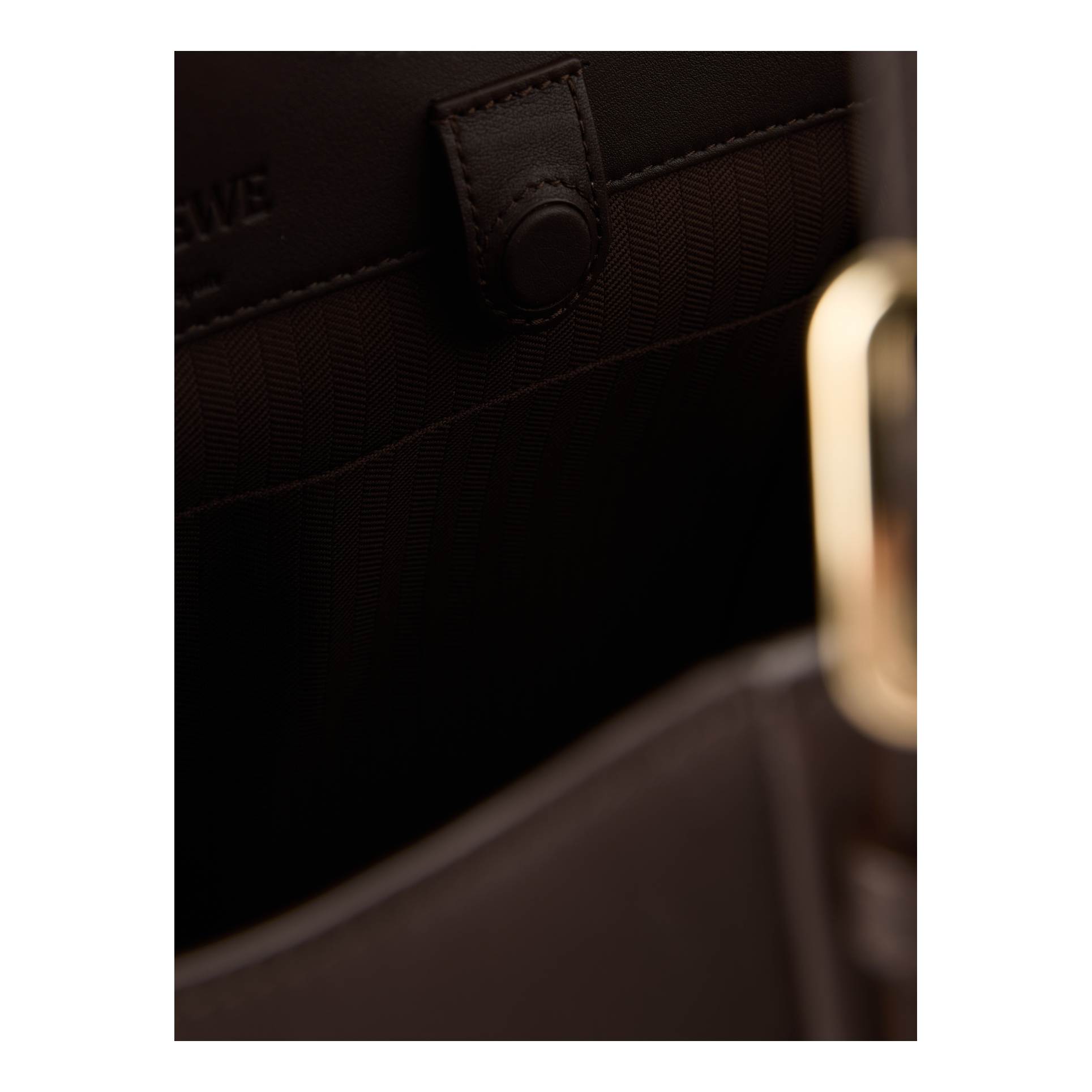 LOEWE Handtasche 'Hammock Flip Medium' Dark Chestnut, Detailansicht – UNGER.DE