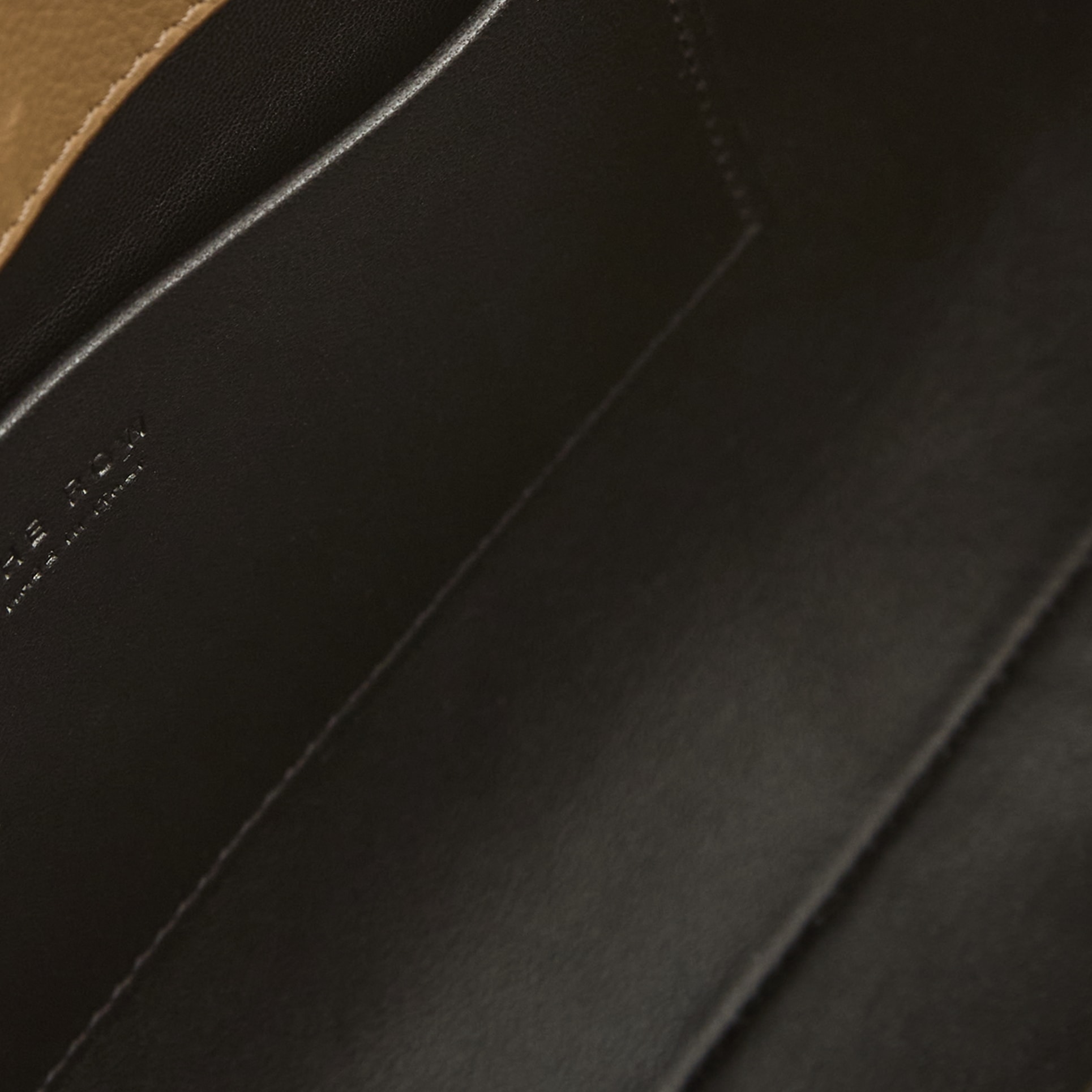 The Row Schultertasche 'Alma Baguette' Mustard, Detailansicht – UNGER.DE