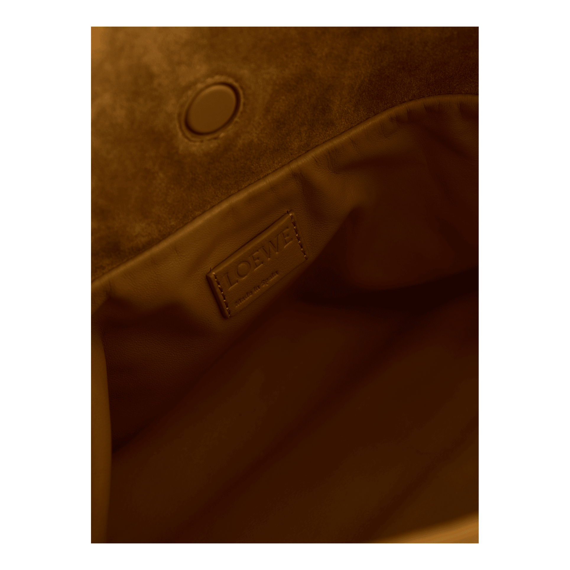 LOEWE Clutch 'Flamenco Suede Medium' Ochre, Detailansicht – UNGER.DE
