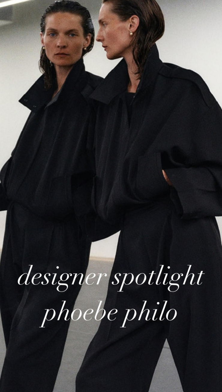 Designer Spotlight: Phoebe Philo in schwarzer Oversized-Kleidung vor weißem Hintergrund.