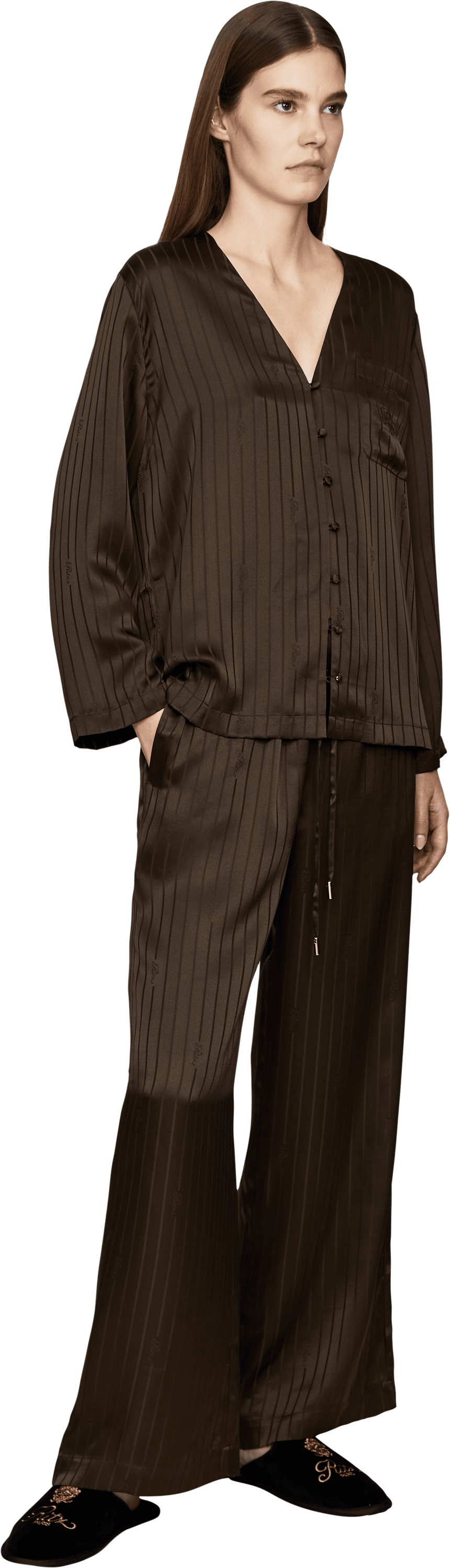 Frame Gestreifte Pyjamahose 'Frame x Ritz Paris' aus Seide Braun, Modelansicht – UNGER.DE