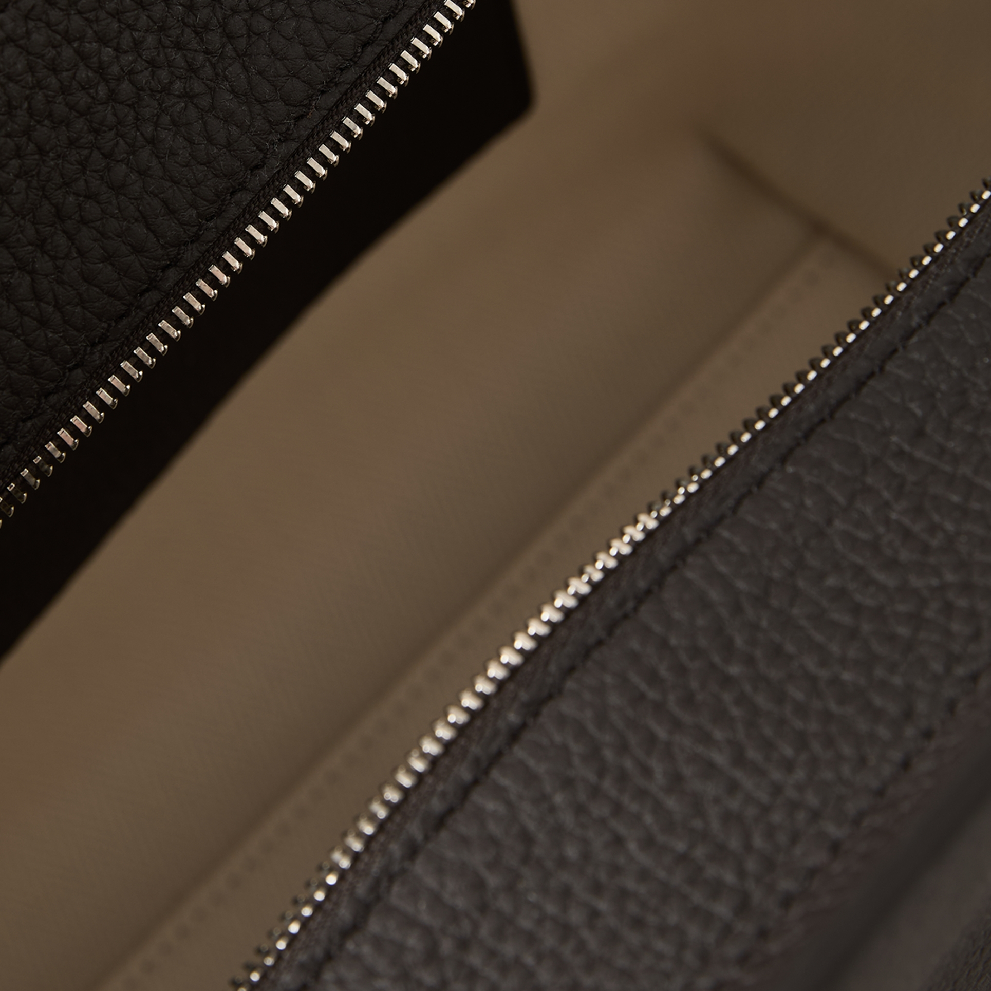 The Row 'Marlo 12' handbag in brown grained calfskin, Detail view – UNGER.DE