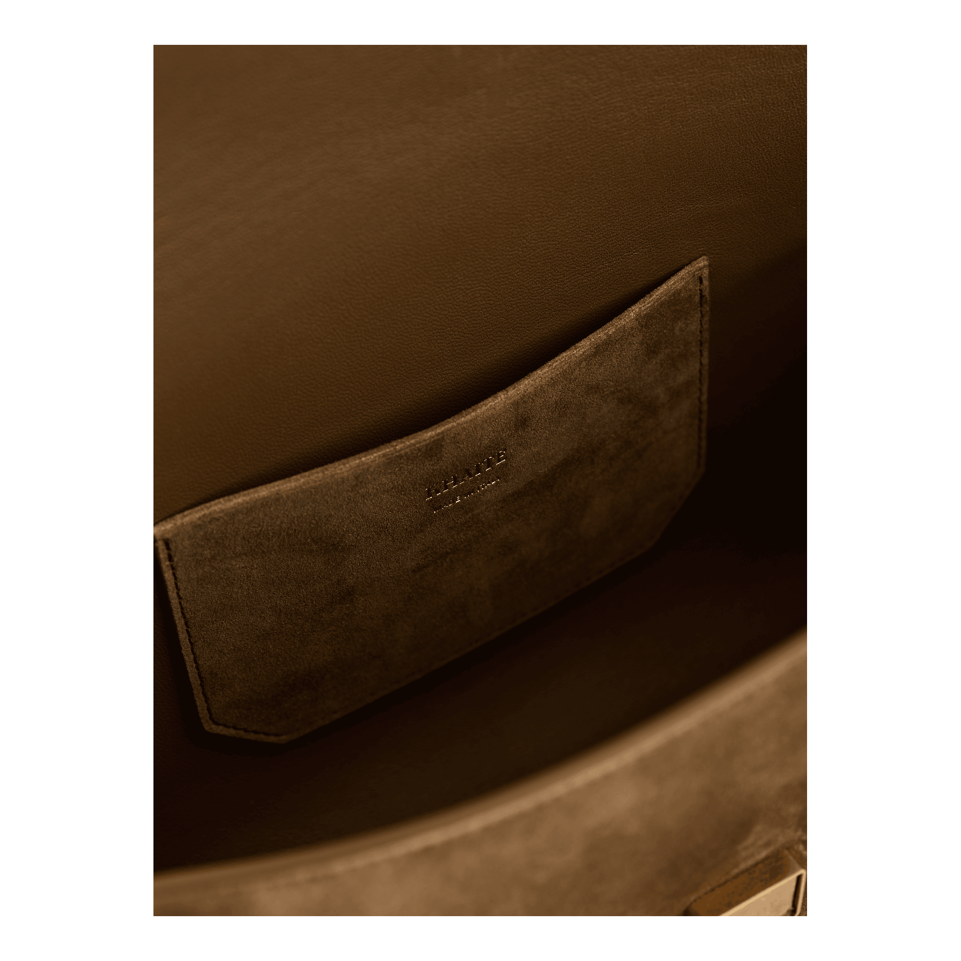 Khaite Clutch 'Audrey' aus Veloursleder Hellbraun, Detailansicht – UNGER.DE