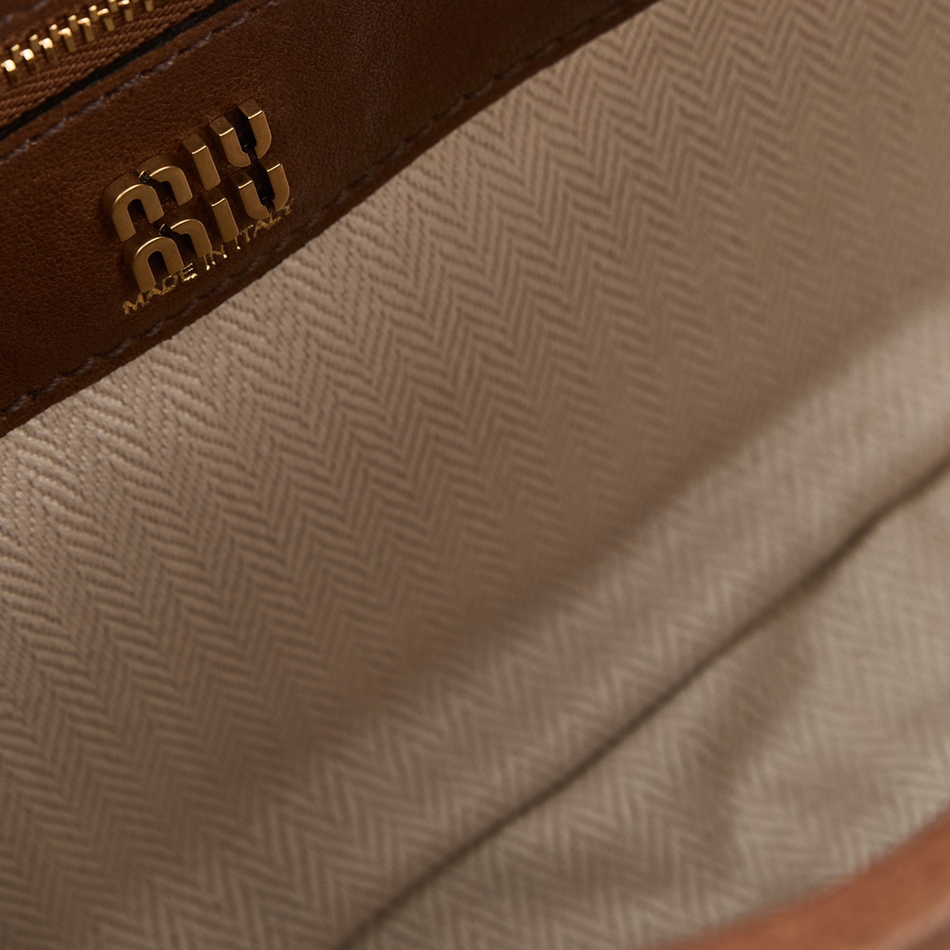 miu miu Schultertasche 'Aventure' Cognac, Detailansicht – UNGER.DE