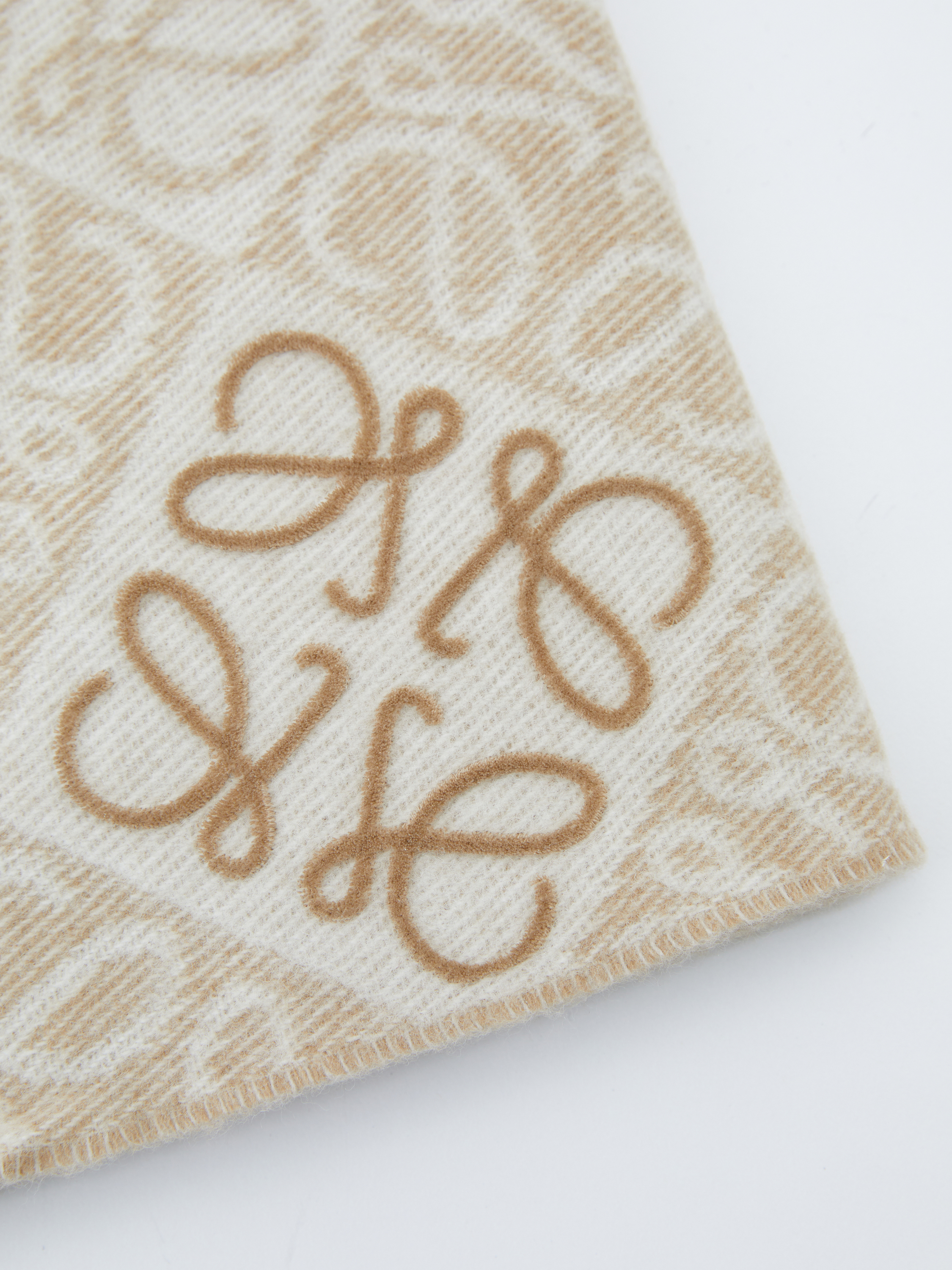 LOEWE Wollschal mit Anagram-Muster Beige, Frontansicht – UNGER.DE