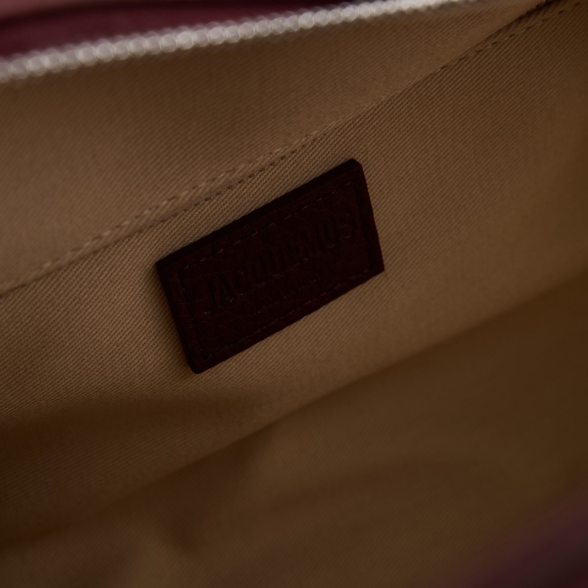 JACQUEMUS Handtasche 'Le Turismo' Bordeaux, Detailansicht – UNGER.DE