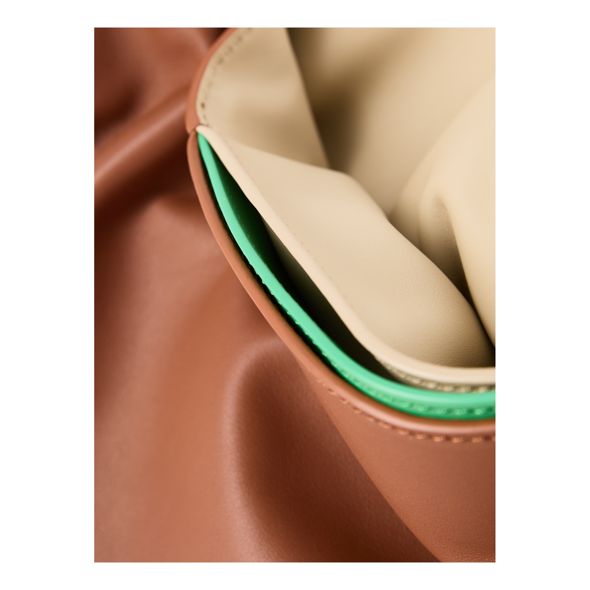 LOEWE Clutch 'Flamenco Layers Medium' Multicolor/Squirrel, Detailansicht – UNGER.DE