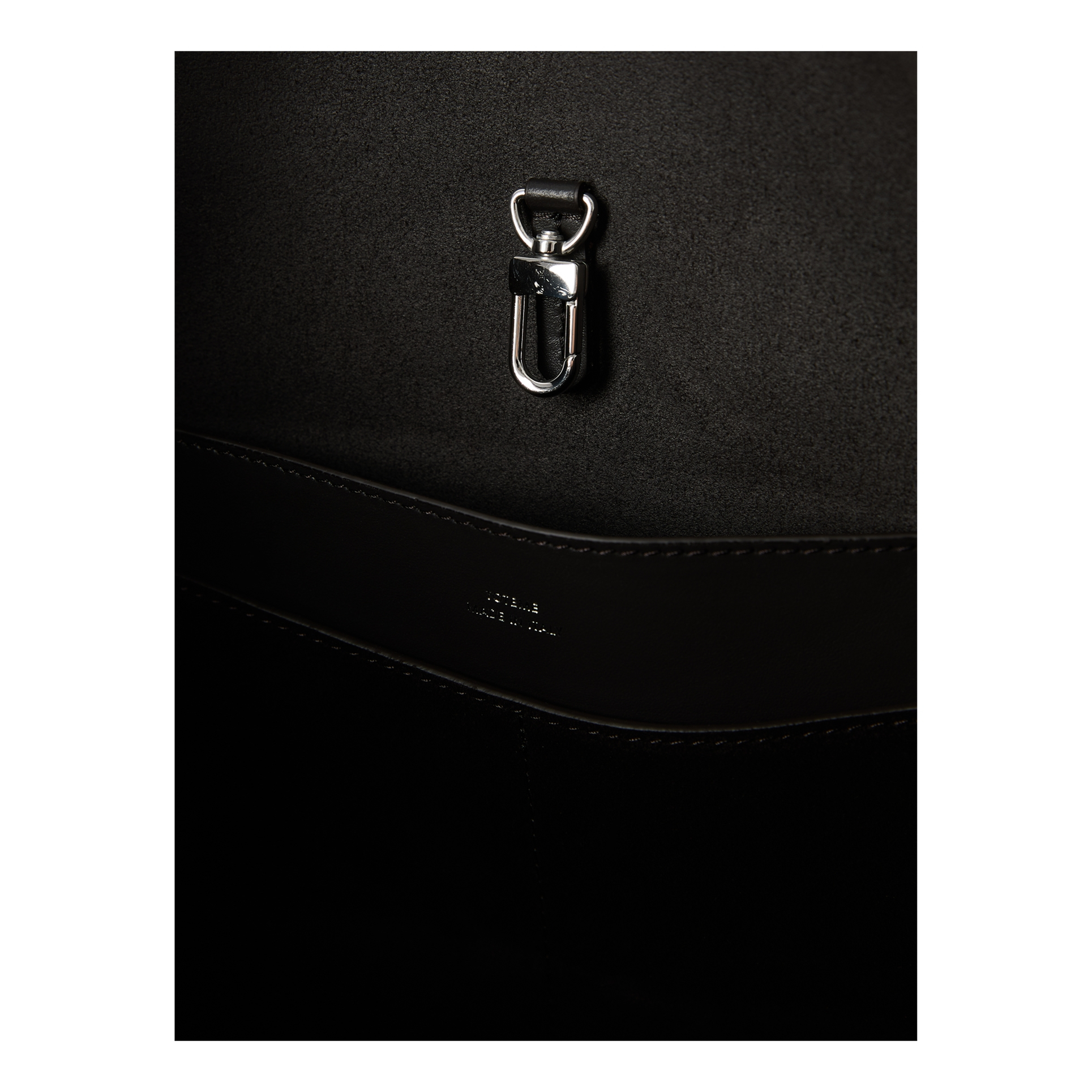TOTEME Schultertasche 'Belted Medium' aus Rindsleder Dunkelbraun, Detail view – UNGER.DE