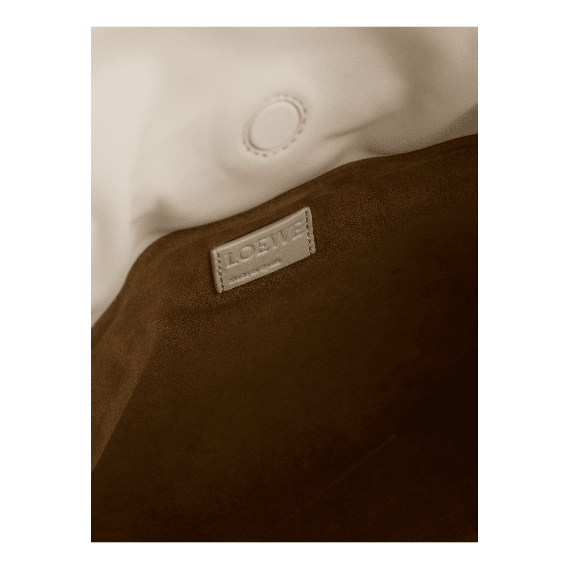 LOEWE Clutch 'Flamenco Medium' Soft White, Detailansicht – UNGER.DE