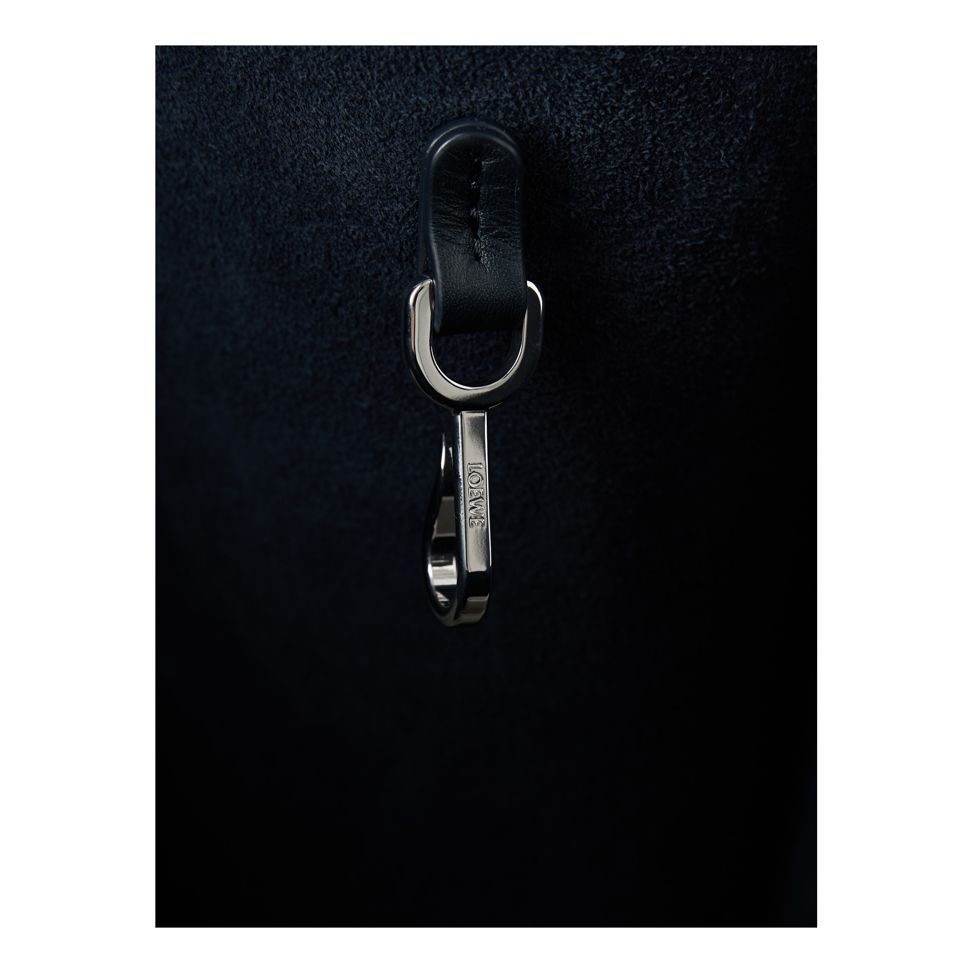LOEWE Schultertasche 'Bilbao Medium' Deep Navy, Detailansicht – UNGER.DE