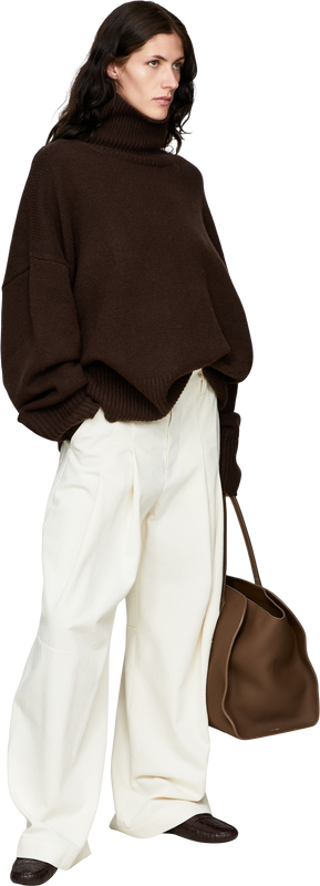 Oversized cashmere jumper with a roll neck – espresso